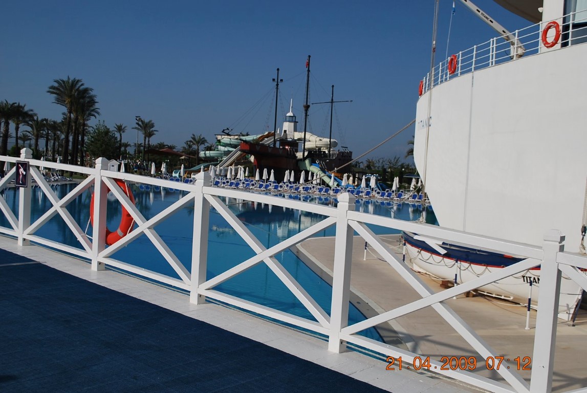 imagini hotel TITANIC LARA